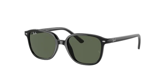 Kid’s sunglasses: A side view of the Leonard model. The square nylon frame is polished black in colour with green lenses. Ray-Ban logo is located by the hinges.