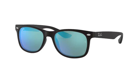 Kid’s unisex sunglasses: A side view of the black Wayfarer model. The square plastic frame has blue lenses. Ray-Ban logo is located by the hinges.