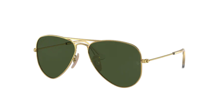 Kid’s unisex sunglasses: A side view of the Aviator model. The polished gold frame is made of metal and has brown lenses. Ray-Ban logo is located in the upper left corner of one lens.