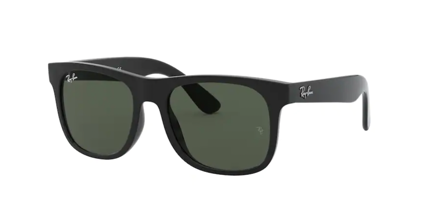 Kid’s unisex sunglasses: A side view of the Justin model. The square frame is polished black in coulour with green lenses. Ray-Ban logo is located by the hinges.